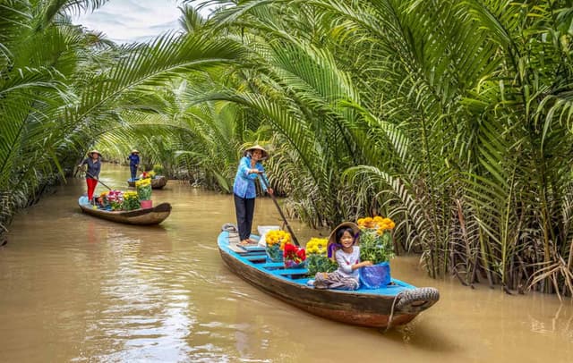 Day 11 CAN THO – BOAT TRIP TO FLOATING MAKRET – RETURN HO CHI MINH CITY ( B / L )