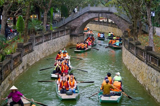 Day 2	Hanoi – Ninh Binh (Tam Coc & Hoa Lu) tour (B, L)