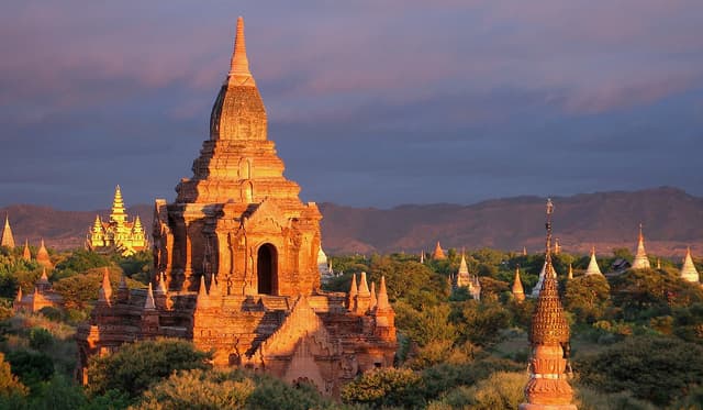 Day 5: Bagan Villages & Sunset over the Temple Plain (B)