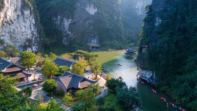 DAY 2: HANOI – NINH BINH (TAM COC & HOA LU) TOUR (B, L)